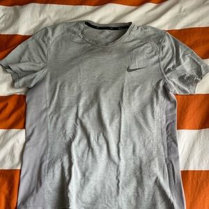 NIKE MENS MEDIUM SILVER BREATHABLE RUNNING SHIRT